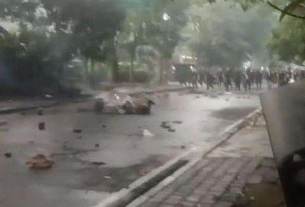 May Day, Massa Berpakaian Hitam Serang Polisi di Dago-Cikapayang Bandung