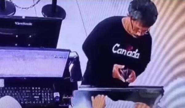 Viral, Dosen UIM Makassar Ludahi Kasir Perempuan Usai Ditegur Serobot Antrean