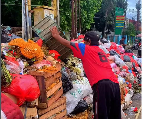 Sampah Menggunung di Tangsel, Emak-Emak Serukan Buang ke Kantor Wali Kota! Sampah Menggunung di Tangsel, Emak-Emak Serukan Buang ke Kantor Wali Kota!