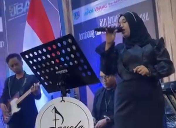 Bersuara Merdu, Inilah Sosok Ade Syahnyar Morissa Penyanyi Panggung Kafe asal Jombang