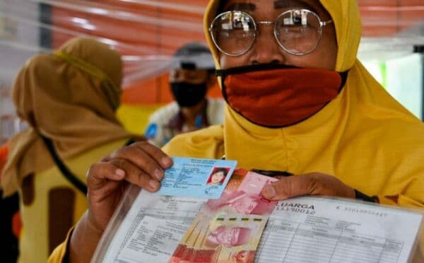 Tak Lagi Barang, Bansos Bakal Cair Tunai Rp5,4 Juta per Orang Tak Lagi Barang, Bansos Bakal Cair Tunai Rp5,4 Juta per Orang