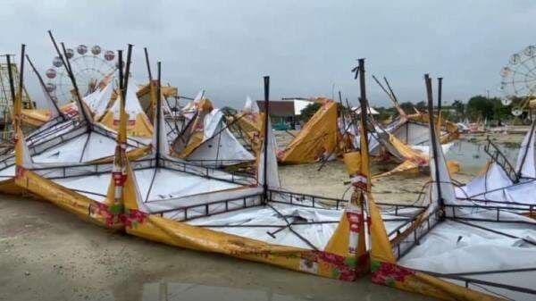 Hujan Deras dan Angin Kencang Terjang Lamongan, Puluhan Tenda Acara Porak-poranda