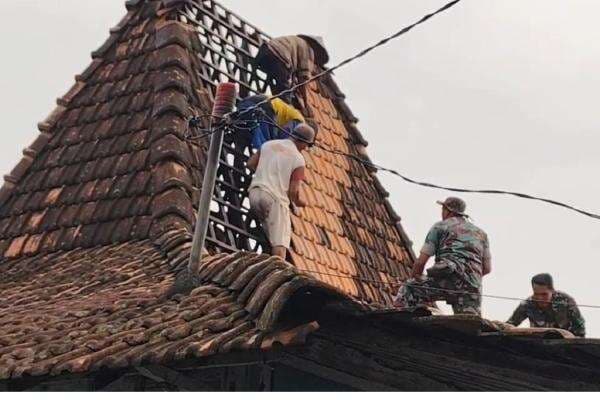 Detik-Detik Mencekam Angin Puting Beliung Sapu 33 Rumah di Pati, Warga Panik