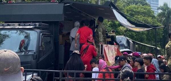 Warga Mengular Antre Makan Gratis di Dapur HUT Ke-80 TNI