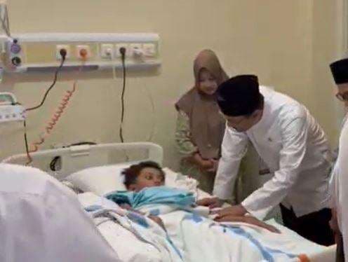 Mensos Jenguk Haical Santri Ponpes Al Khoziny usai Diamputasi, Janjikan Kaki Palsu