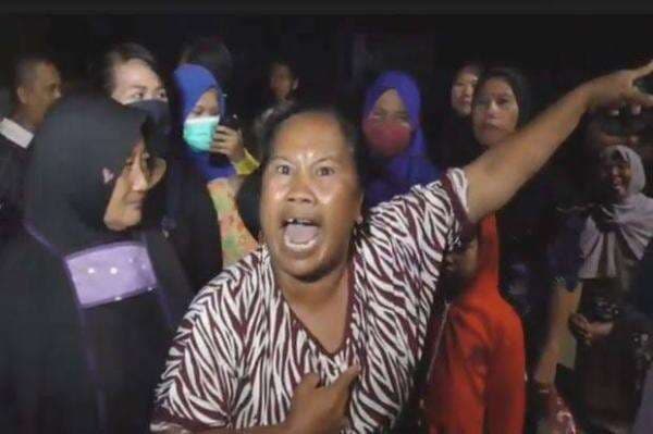 Puluhan Emak-emak di Lemahabang Grebek Warung Jamu Penjual Miras dan OKT