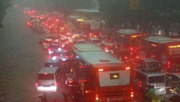Banjir di Cawang, Lalin Macet Parah saat Jam Pulang Kerja