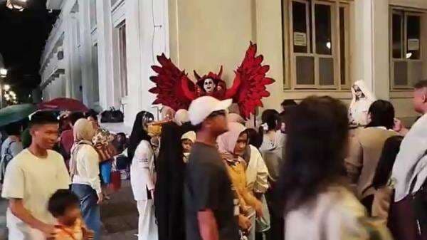 Wisatawan Padati Asia Afrika Bandung, Foto Bareng Cosplayer Hantu dan Tokoh Anime Jepang