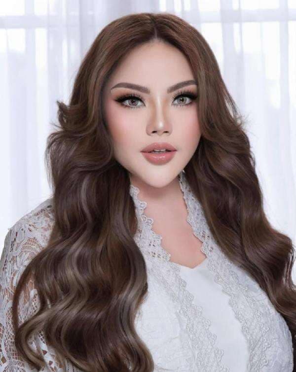 4 Potret Lisa Mariana yang Jadi Tersangka Usai Ngaku Jadi Selingkuhan Ridwan Kamil, Pose Seksi di Kolam Renang