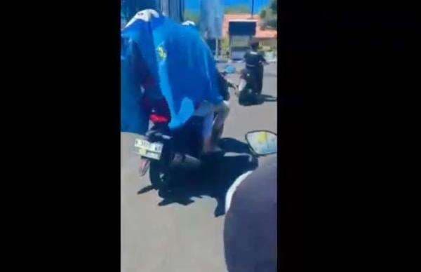 Aksi Nekat Cewek Bonceng Motor Sambil Selimutan Bikin Geger   