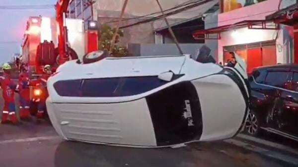 Kecelakaan di Surabaya, Daihatsu Xenia Tabrak Mitsubishi Xpander hingga Terbalik Kecelakaan di Surabaya, Daihatsu Xenia Tabrak Mitsubishi Xpander hingga Terbalik