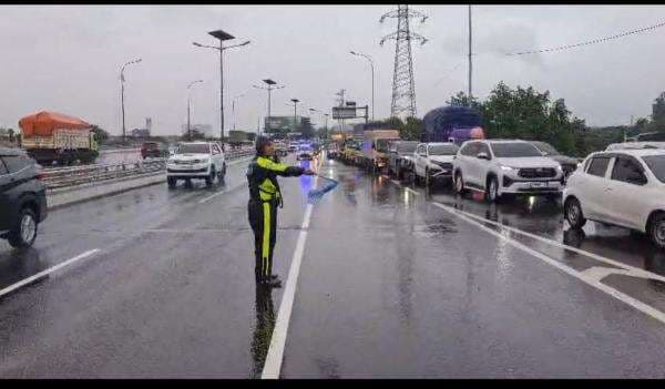 Polda Metro Rekayasa Lalin Imbas Banjir di Jakut, Motor Diperbolehkan Masuk Tol
