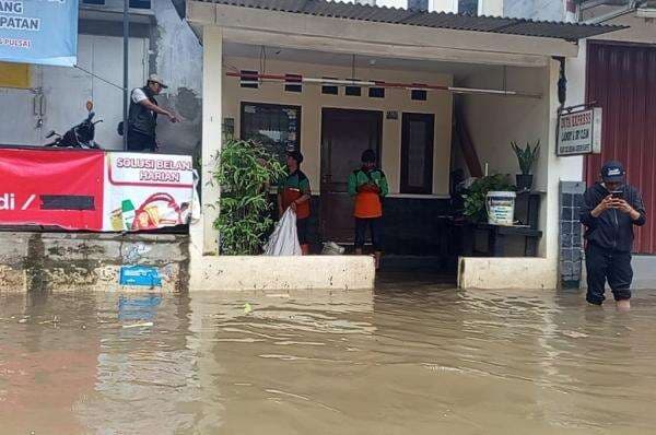 Curhat Driver Ojol di Jaksel, Tak Bisa Narik Penumpang Imbas Banjir Curhat Driver Ojol di Jaksel, Tak Bisa Narik Penumpang Imbas Banjir