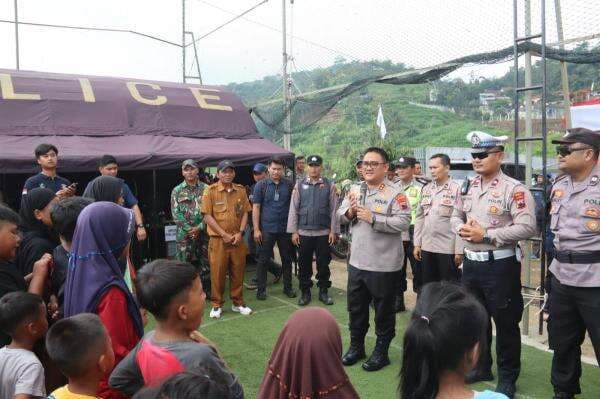 Berikan Trauma Healing, Kapolres Brebes Salurkan Bantuan di Posko Pengungsi Tanah Bergerak