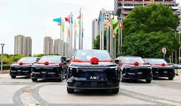 China Mulai Uji Taksi Listrik Sistem Tukar Baterai