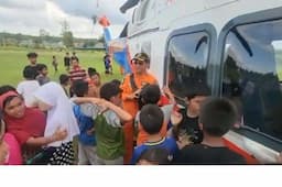 Kru Helikopter Polri Dampingi Korban Bencana Aceh Tamiang, Senyum Anak-Anak jadi Energi