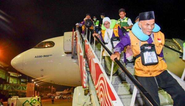 Syal Khas Kaltim Sambut Kedatangan Jemaah Haji Kloter Pertama di Bandara SAMS Sepinggan Syal Khas Kaltim Sambut Kedatangan Jemaah Haji Kloter Pertama di Bandara SAMS Sepinggan