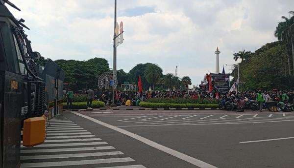 Massa Demo Ojol Berdatangan, Jalan Medan Merdeka Selatan Arah Gambir Ditutup