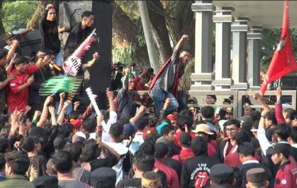 Demo 26 Tahun Reformasi, Mahasiswa Duduki Gedung DPRD Kota Malang