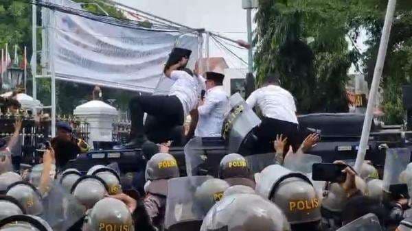 Demo Pemakzulan Bupati Pati Mulai Makan Korban Akibat Tembakan Gas Air Mata Polisi