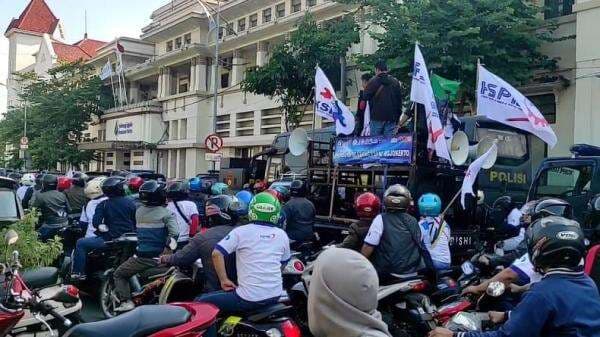 Dana untuk Upah Belum Dicairkan, Buruh Pabrik Kertas Demo Bank di Surabaya