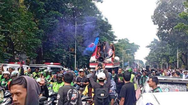 Massa Driver Ojol Bakar Flare Warna-warnidi Atas Mobil Orasi