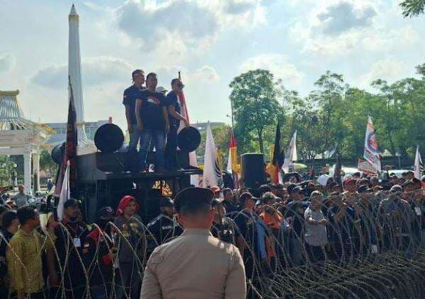 Demo di Kantor Gubernur Jatim, Massa Ojol Sampaikan 5 Tuntutan soal Tarif Aplikasi