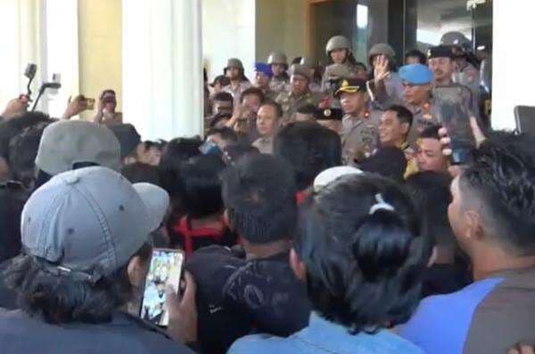 Demo Tolak Kenaikan PBB di Bone Ricuh, Mahasiswa Bentrok dengan Satpol PP