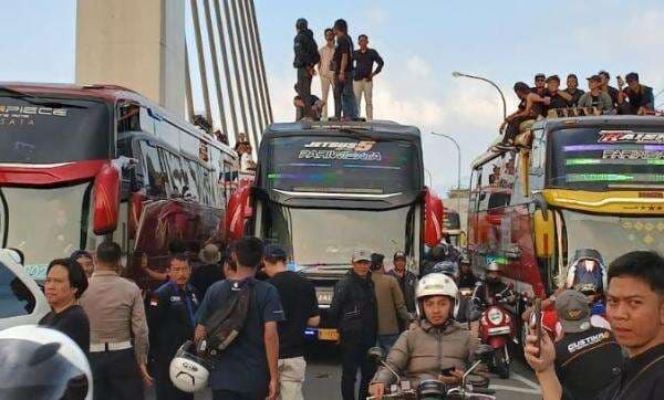 Demo Larangan Study Tour, Puluhan Sopir Bus Pariwisata Blokade Flyover Pasupati Bandung