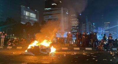 Asap Mengepul di Patung Kuda,Massa Aksi Indonesia Gelap Bakar Barier Blokir Jalan!