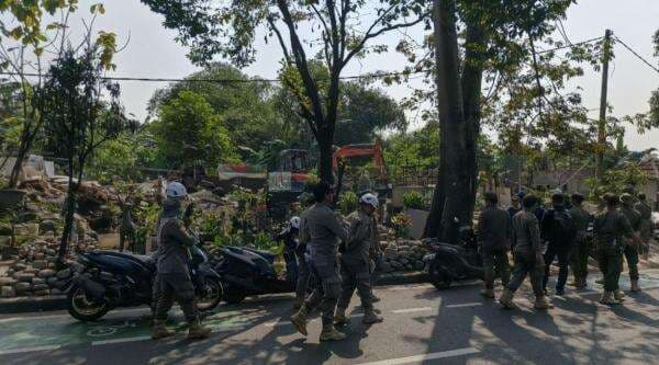 Satpol PP Depok Tertibkan Bangunan di Zona Berbahaya Jalan Juanda