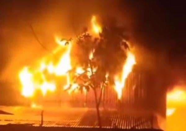 Pabrik Triplek di Kota Bojonegoro Terbakar Hebat, Ini Penyebab dan Kerugianya