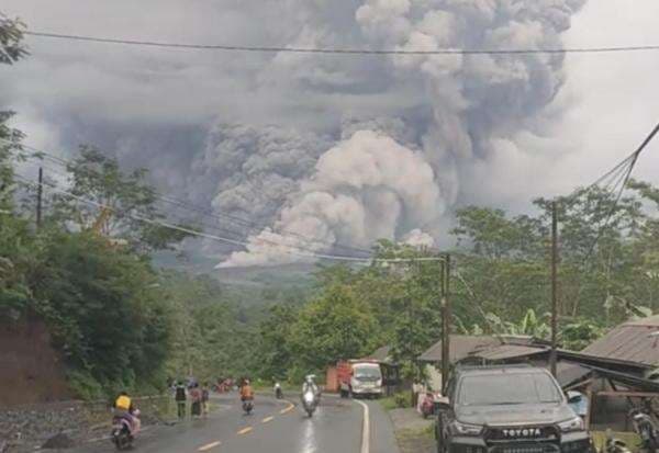Gunung Semeru Meletus Hebat, BNPB Evakuasi Ratusan Warga Mengungsi