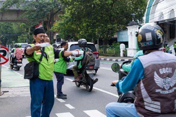 Warga Bantu Warga, Ratusan Driver Gojek Bagikan Makanan UMKMGoFood di Kwitang