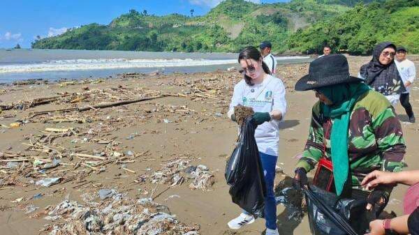 Sempat Viral karena Kotor, Arumi Bachsin Turun Tangan Ajak Ratusan Warga Bersih-Bersih Pantai Gemah Sempat Viral karena Kotor, Arumi Bachsin Turun Tangan Ajak Ratusan Warga Bersih-Bersih Pantai Gemah