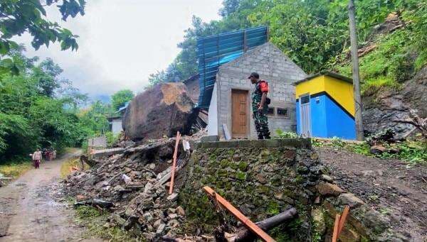 Rumah Warga di Ponorogo Hancur Akibat Tertimpa Batu Raksasa, Begini Kondisi Pemilik