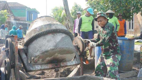 TNI Tak Sendiri, Warga Babat Demak Ambil Peran Bangun Jalan Kampung