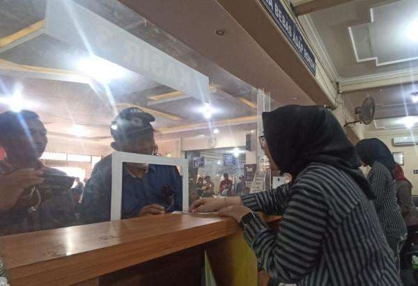 Keren! Petugas Samsat Jombang Layani Pemohon Pakai Baju Tradisional di Hari Kartini 2025