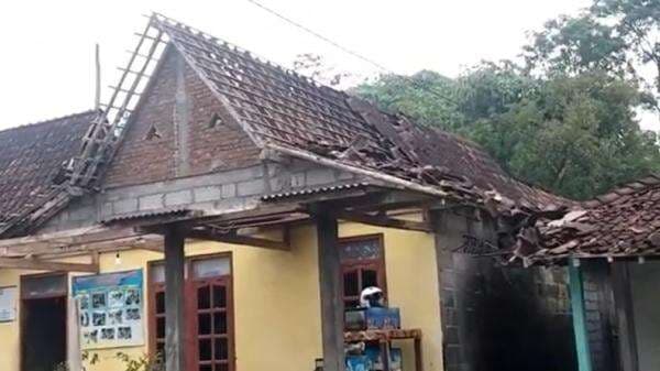 Angin Kencang Terjang Boyolali, 24 Rumah dan Atap Masjid Rusak Angin Kencang Terjang Boyolali, 24 Rumah dan Atap Masjid Rusak