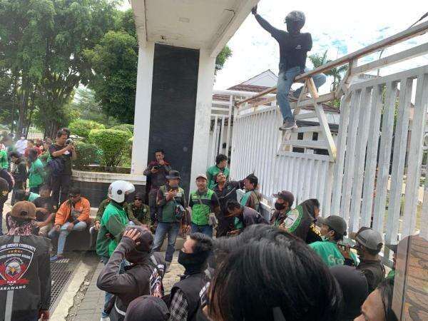 Ratusan Driver Ojol Unjuk Rasa di Kantor Pemda Karawang, Ini Tuntutannya Ratusan Driver Ojol Unjuk Rasa di Kantor Pemda Karawang, Ini Tuntutannya