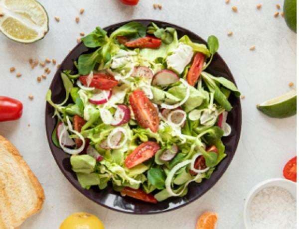 Lagi Diet? Hindari Kesalahan Ini saat Makan Salad