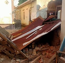 Diguncang Gempa M5,5, Tembok Dapur Warga di Lombok Utara Roboh