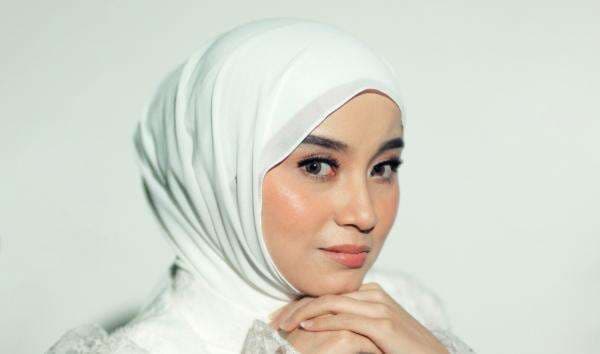 Cerita Spiritual Dinda Regina Nyanyikan Soundtrack Film Assalamualaikum Beijing 2