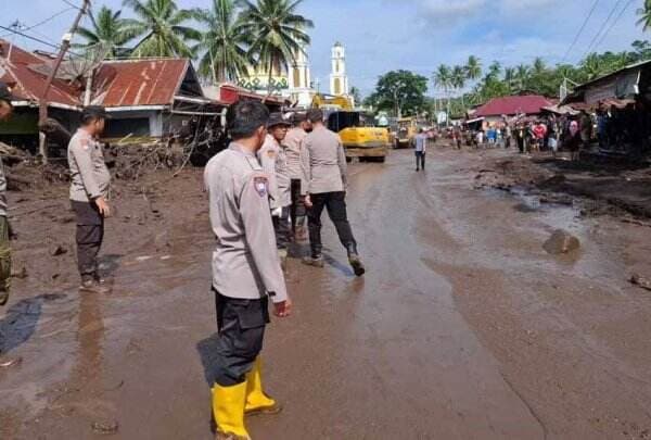 Diterjang Banjir Bandang, Jalan Batusangkar-Padang Panjang Belum Bisa Dilewati