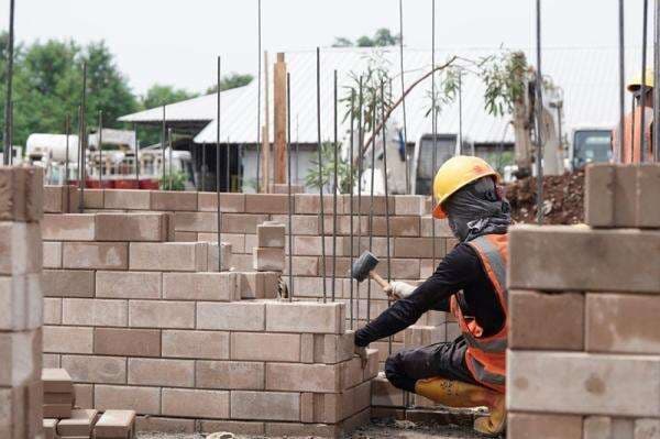 Industri Semen Kontraksi, Laba SMGR Turun Tajam di Kuartal I-2025 