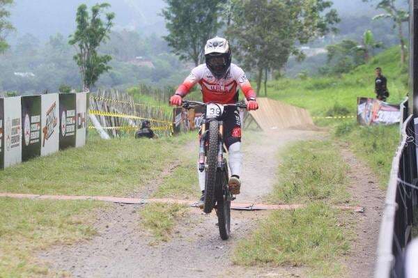 Rendy Sanjaya Comeback Juara! Persaingan Panas 76 Indonesian Downhill 2025 Meledak di Bukit Klangon