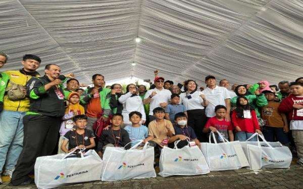 Pertamina Bagikan 1.000 Seragam Sekolah untuk Anak Pengemudi Ojek Online dan Pangkalan