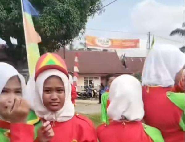 Duh! Siswa Drumband HUT Ke-80 RI di Jambi Menangis Sesenggukan, Aksinya Dihentikan Gegara Kejutan Ultah Istri Camat