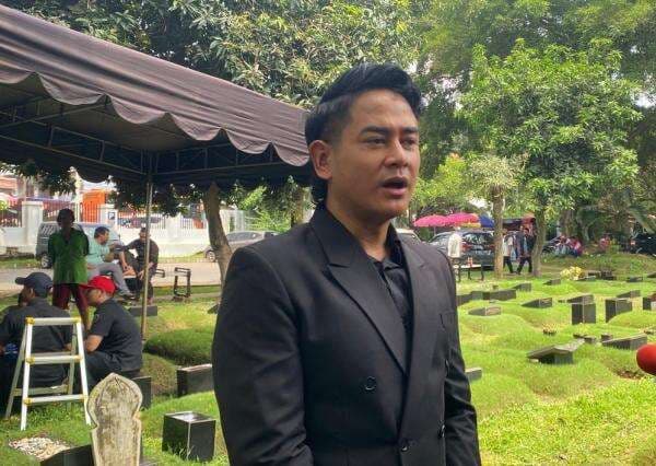 Jenazah Titiek Puspa Dimakamkan di Makam Pahlawan Tanah Kusir, Dwi Andhika: Eyang Layak Sekali