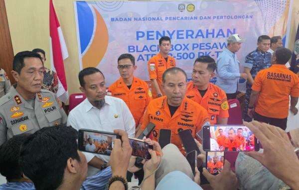 Tim SAR Berjibaku Evakuasi 6 Korban Kecelakaan Pesawat ATR 42-500